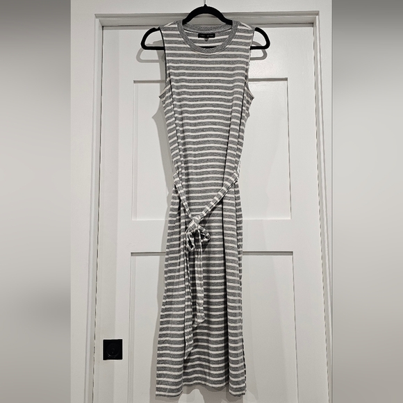 Banana Republic Dresses & Skirts - Banana Republic Gray and White Sleeveless Belted Sheath Maxi Dress
